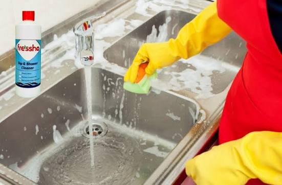 You are currently viewing Kitchen Sink Cleaning: किचन सिंक की सफाई अब होगी आसान! इन घरेलू नुस्खों से मिनटों में चमकाएं गंदा और बदबूदार सिंक