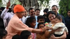 Read more about the article UP News: गोरखनाथ मंदिर में बच्चों से मिले सीएम योगी, चॉकलेट-खिलौने पाकर खिल उठे मासूम चेहरे
