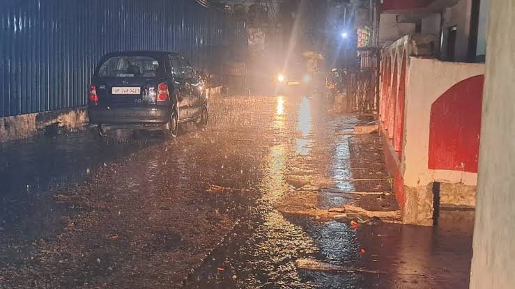 You are currently viewing Lucknow Weather: लखनऊ में अचानक बदला मौसम, तेज आंधी के बाद जोरदार बारिश से मिली गर्मी से राहत