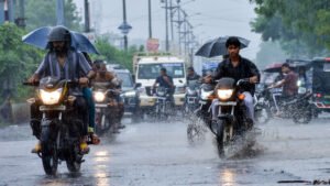 Read more about the article UP Weather Update: उत्तर प्रदेश में भारी बारिश का कहर! 60 घंटे से लगातार बरस रहे बादल, लखनऊ समेत कई जिलों में जलभराव, 28 सितंबर से मिलेगी राहत