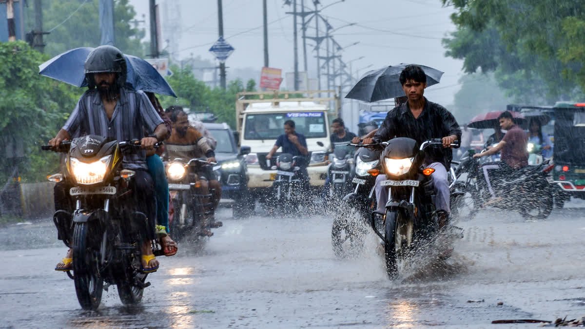 You are currently viewing UP Weather Update: उत्तर प्रदेश में भारी बारिश का कहर! 60 घंटे से लगातार बरस रहे बादल, लखनऊ समेत कई जिलों में जलभराव, 28 सितंबर से मिलेगी राहत
