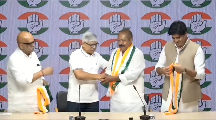 You are currently viewing UP Assembly Election 2027: AIMIM को बड़ा झटका, राष्ट्रीय प्रवक्ता आसिम वकार कांग्रेस में शामिल