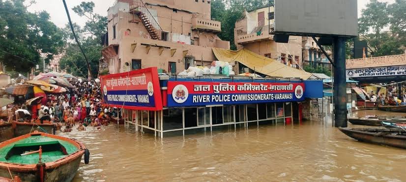 You are currently viewing Varanasi Flood: वाराणसी में गंगा-वरुणा का जलस्तर बढ़ा, घाट डूबे; 350 परिवारों ने छोड़ा घर