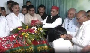 Read more about the article UP Politics: रामगोविंद चौधरी के निधन से सपा में शोक की लहर, अखिलेश यादव ने दी श्रद्धांजलि, बोले- एक युग का अंत