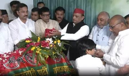 You are currently viewing UP Politics: रामगोविंद चौधरी के निधन से सपा में शोक की लहर, अखिलेश यादव ने दी श्रद्धांजलि, बोले- एक युग का अंत