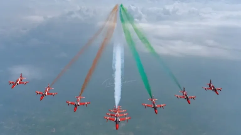 Meerut Air Show: आसमान में गरजे Hawk विमान, सूर्य किरण के करतब देख दंग रह गए लोग