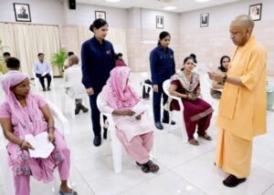 Read more about the article UP News: जनता दर्शन में सीएम योगी ने सुनीं फरियादें, अधिकारियों को त्वरित समाधान के निर्देश