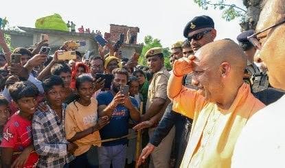 UP Flood: कुशीनगर में बाढ़ का मुख्यमंत्री योगी ने लिया जायजा, प्रभावित परिवारों को राहत देने के निर्देश