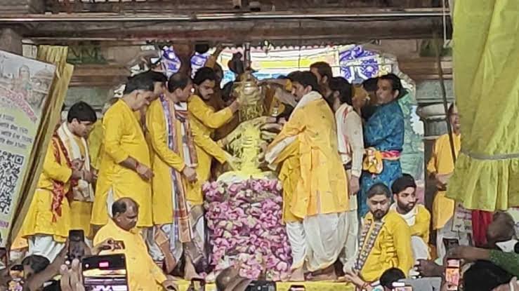 You are currently viewing Mathura News: राधारानी जन्मोत्सव पर बरसाना में गूंजा राधे-राधे, पंचामृत अभिषेक के बाद भक्तों ने लगाए जयकारे