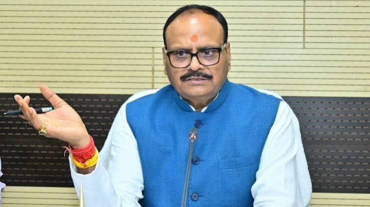 You are currently viewing UP News: ब्रजेश पाठक का युवाओं को नौकरी छोड़ गाड़ी चलाने का सुझाव, बोले- ‘नौकरी के चक्कर में मत पड़ो’, विपक्ष ने साधा निशाना