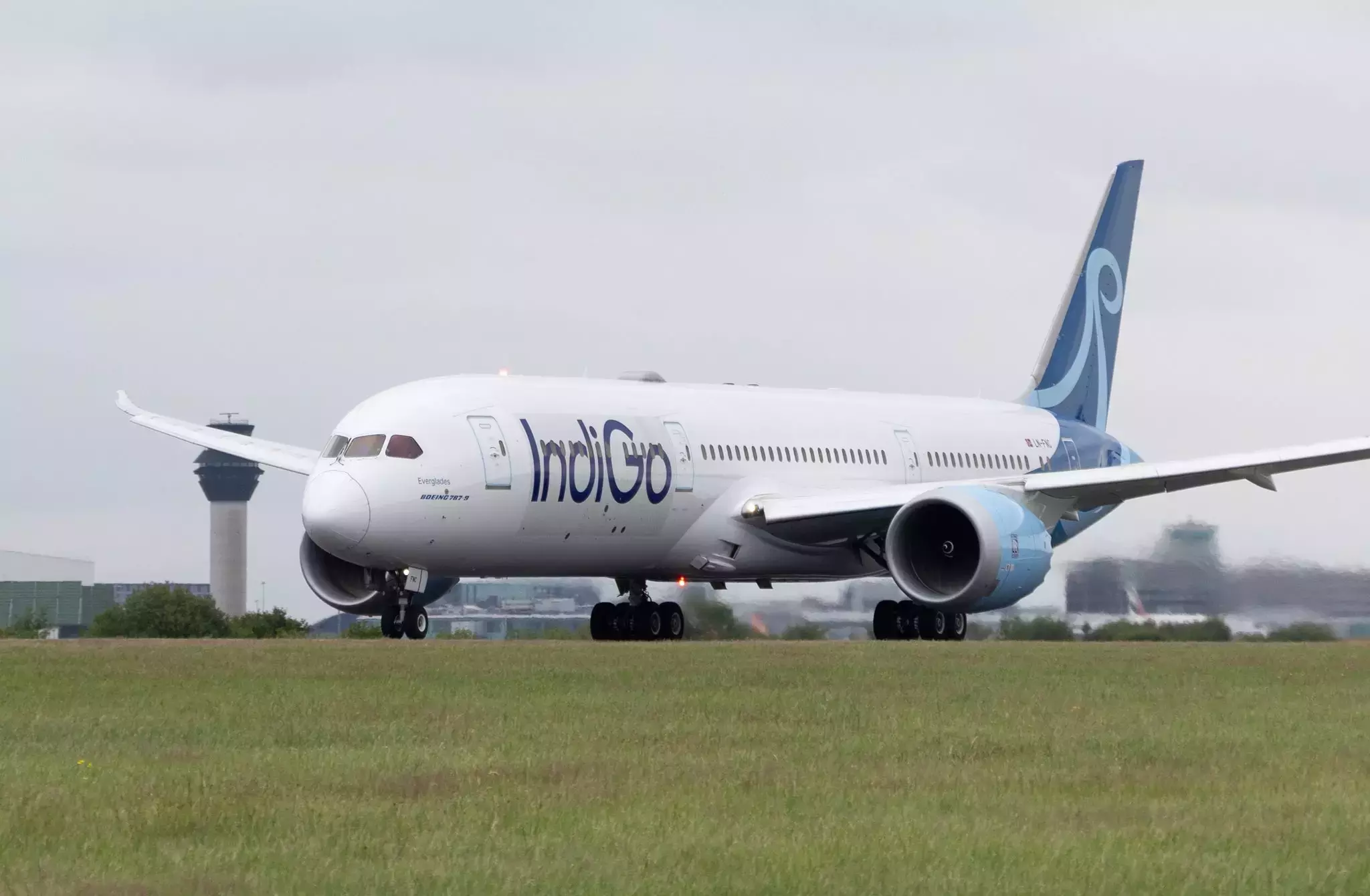 You are currently viewing IndiGo Flight Emergency Landing: इंजन में खराबी के बाद गोवा लौटी दिल्ली जा रही फ्लाइट, MOPA Airport पर Full Emergency