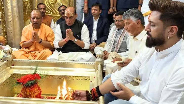 You are currently viewing PM Modi Birthday: पीएम मोदी के जन्मदिन पर काशी विश्वनाथ धाम में विशेष पूजा, योगी-नायडू समेत दिग्गजों ने की दीर्घायु की कामना
