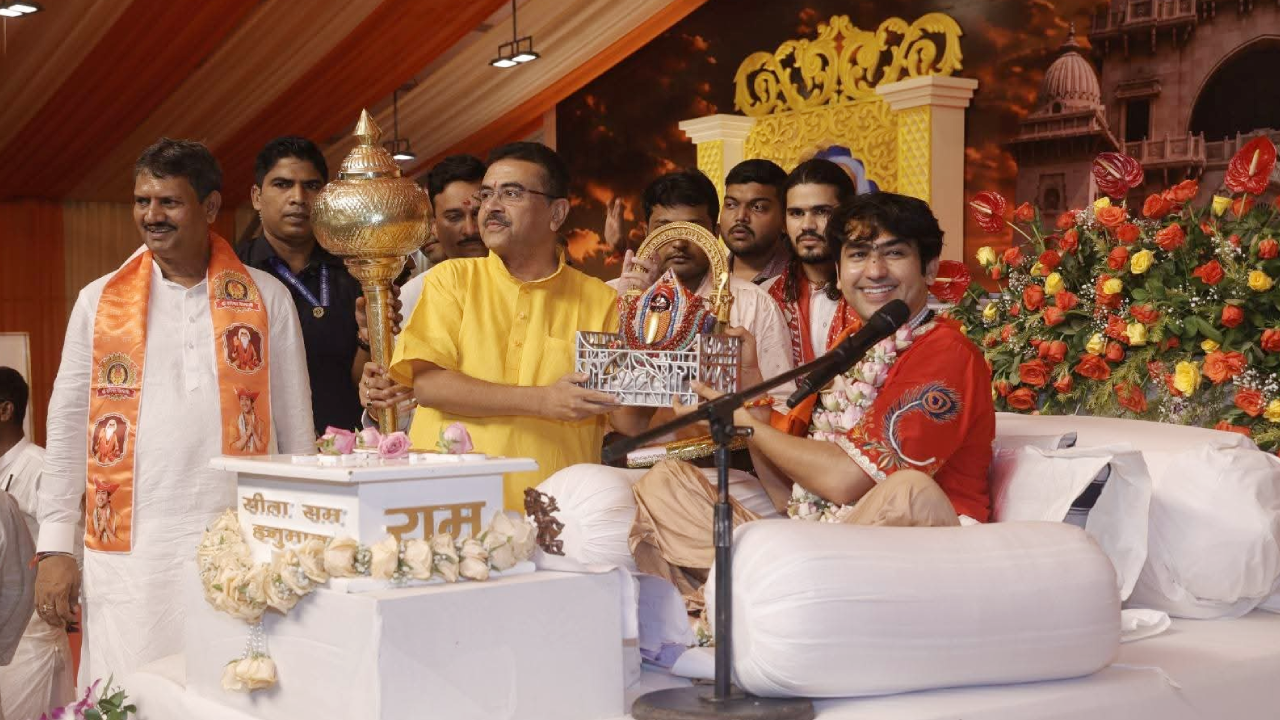 Read more about the article West Bengal News पश्चिम बंगाल में सत्ता परिवर्तन के बाद धीरेंद्र शास्त्री का पहला बड़ा गीता पाठ, मंच से उठी 3 बड़ी मांगें
