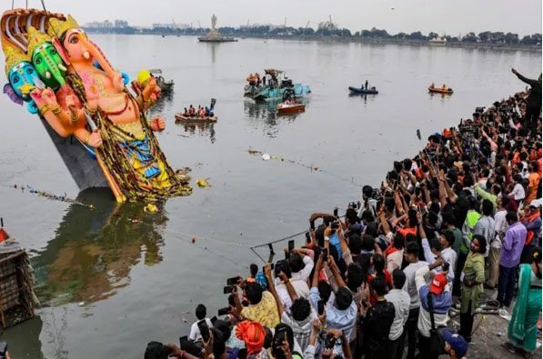 You are currently viewing Telangana Ganesh Visarjan: तेलंगाना में गणेश विसर्जन के दौरान बड़ा हादसा! 13 लोगों की मौत, 26 घायल; 6 छात्रों की डूबने से गई जान