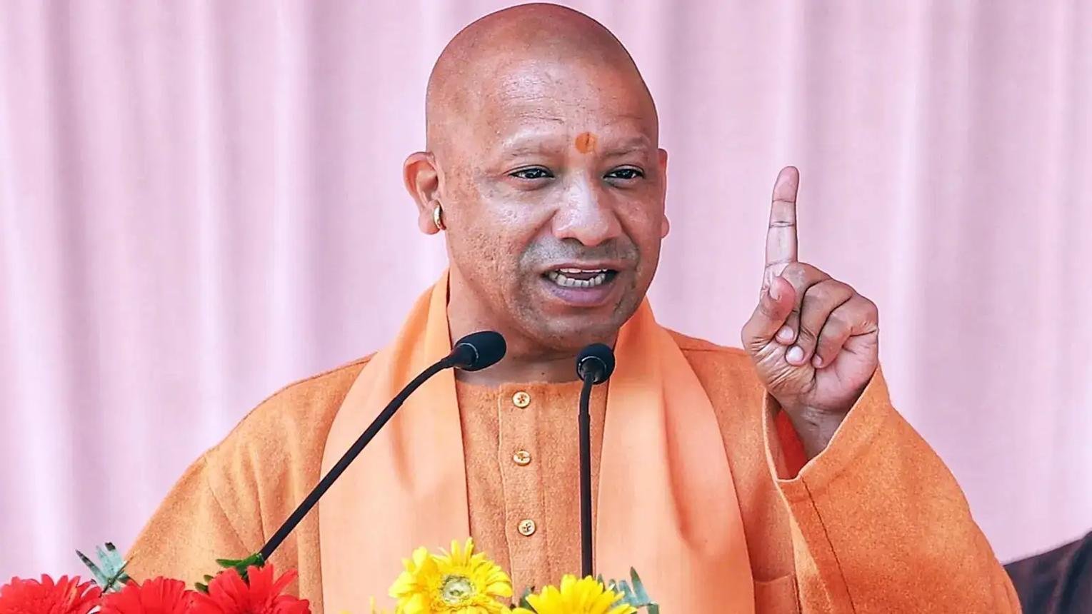 You are currently viewing UP Politics: योगी आदित्यनाथ का नेहा बोरा पर तीखा हमला, बोले- भारत में अराजकता से नहीं, जनादेश से बदलती है सत्ता