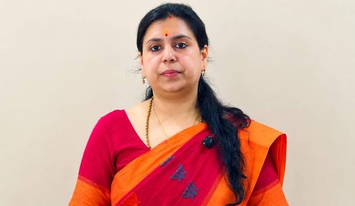 You are currently viewing UP Politics: IAS की नौकरी छोड़ राजनीति में उतरीं दिव्या मित्तल, नई पार्टी ‘जननीति भारत’ का ऐलान; बताए 3 वचन