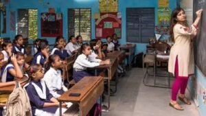 Read more about the article UP News: यूपी के शिक्षकों को बड़ी राहत, 5 साल की सेवा पूरी करने वाले कार्यवाहक प्रधानाध्यापकों को मिलेगा हेडमास्टर का वेतन