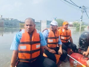 Read more about the article Lucknow Flood: गोमती नदी का जलस्तर बढ़ा, लखनऊ में डीएम का नाव से निरीक्षण; गर्भवती महिलाओं और बुजुर्गों को सुरक्षित स्थानों पर भेजने के निर्देश