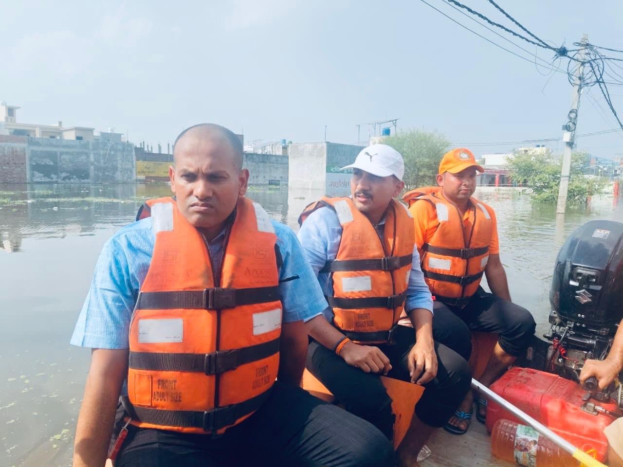 You are currently viewing Lucknow Flood: गोमती नदी का जलस्तर बढ़ा, लखनऊ में डीएम का नाव से निरीक्षण; गर्भवती महिलाओं और बुजुर्गों को सुरक्षित स्थानों पर भेजने के निर्देश