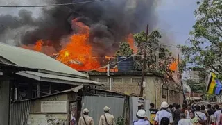 You are currently viewing Manipur Violence: मणिपुर में दो लोगों की हत्या के बाद बवाल, CM आवास के बाहर शव रखकर प्रदर्शन; पुलिस ने छोड़े आंसू गैस के गोले