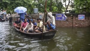 Read more about the article Lucknow News: गोमती के उफान से लखनऊ में बाढ़ जैसे हालात, 30 करोड़ की निर्माण सामग्री बही; सैकड़ों बीघा फसल जलमग्न