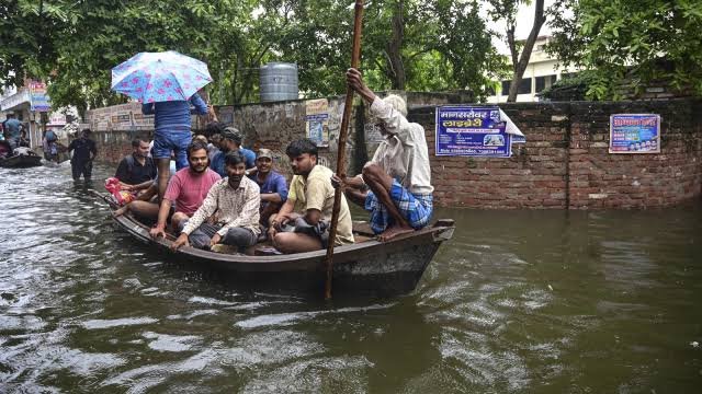 You are currently viewing Lucknow News: गोमती के उफान से लखनऊ में बाढ़ जैसे हालात, 30 करोड़ की निर्माण सामग्री बही; सैकड़ों बीघा फसल जलमग्न