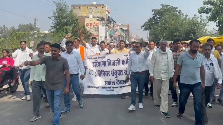 You are currently viewing Gurugram News: गुरुग्राम में 36 घंटे से बिजली गुल, सड़कों पर उतरे लोग; फैक्ट्रियों में काम ठप होने से करोड़ों के नुकसान का दावा