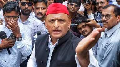 You are currently viewing UP Politics: अखिलेश यादव का सीएम योगी पर हमला, बोले- ‘पहले अपना टिकट पक्का कराकर आएं’, बीजेपी को 2027 में हराने का दावा