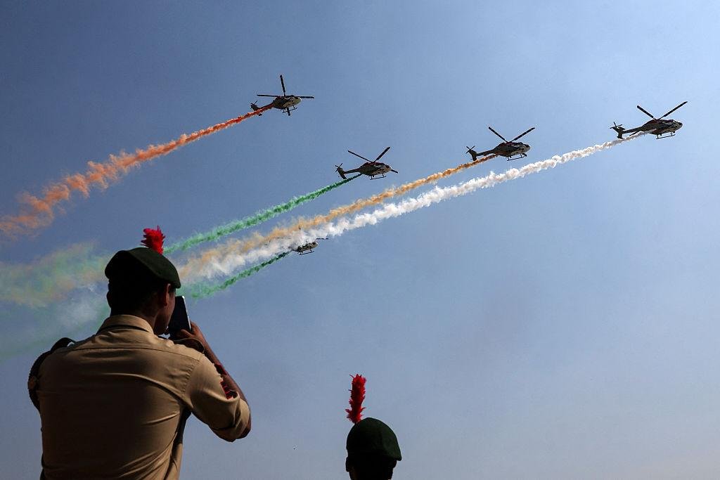 You are currently viewing Varanasi Air Show: गंगा के ऊपर एयर शो देखने उमड़े लोग, कहीं दिखे फाइटर जेट के शानदार करतब तो कहीं हाथ लगी मायूसी