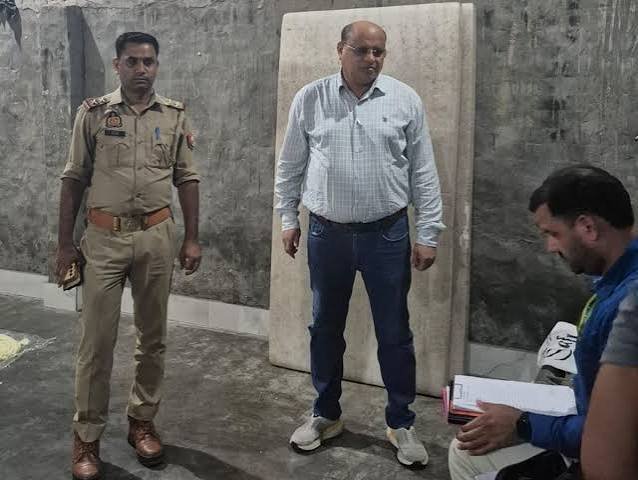 You are currently viewing Hapur News: हापुड़ के जंगल में चल रही थी मिलावटी खोये की फैक्ट्री, खाद्य विभाग ने 3.5 क्विंटल मावा कराया नष्ट