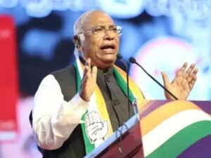 Read more about the article Kharge Statement: ‘हम तो सपा में हैं’, खरगे के विवादित बयान पर आरके चौधरी ने दी प्रतिक्रिया