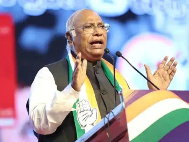 You are currently viewing Kharge Statement: ‘हम तो सपा में हैं’, खरगे के विवादित बयान पर आरके चौधरी ने दी प्रतिक्रिया