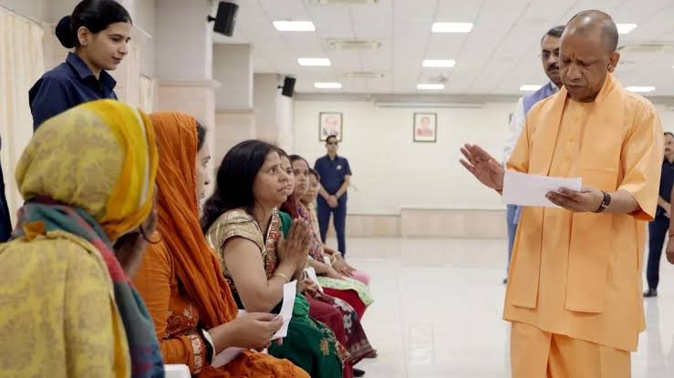 You are currently viewing UP News: जनता दर्शन में CM योगी का बड़ा निर्देश, बोले- गरीबों को उजाड़ने वालों पर होगी कड़ी कार्रवाई