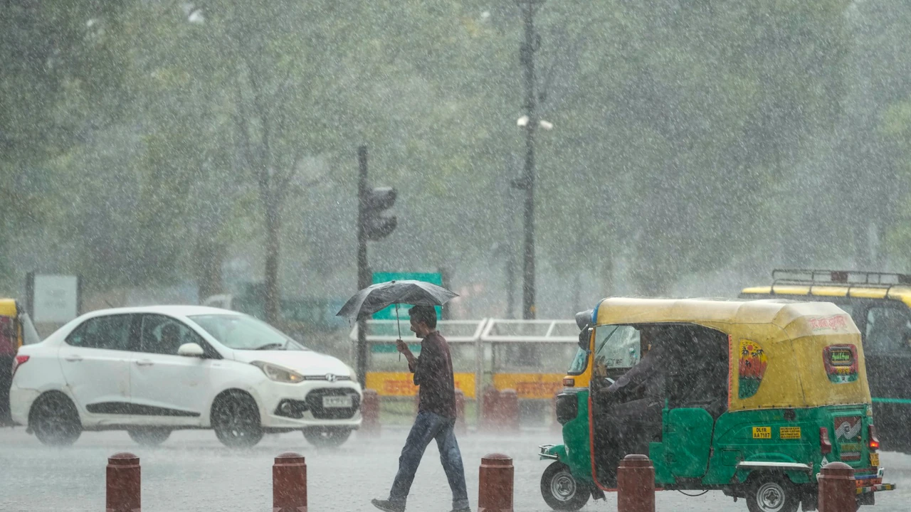 You are currently viewing Delhi Weather: दिल्ली-NCR में बारिश के बाद बढ़ी ठंड, आज नहीं बरसेंगे बादल; 22 अक्टूबर तक कैसा रहेगा मौसम?
