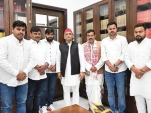 Read more about the article UP Politics: गोंडा में BJP को झटका? बृजभूषण शरण सिंह के करीबी भवानी भीख शुक्ला पांच बेटों संग सपा में शामिल