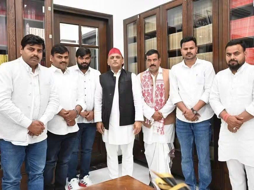 You are currently viewing UP Politics: गोंडा में BJP को झटका? बृजभूषण शरण सिंह के करीबी भवानी भीख शुक्ला पांच बेटों संग सपा में शामिल